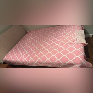 Pink and White twin Quilted reversible Bedspread with pillowcase in great con